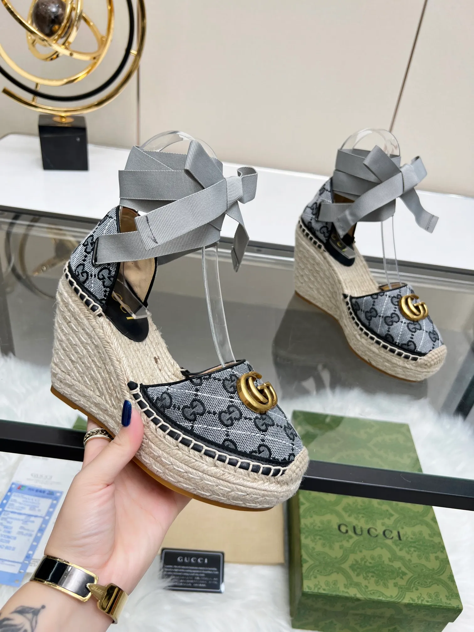 👟👟Ex-factory price 440👟👟 GUCCI wedge fisherman sandals, thick-soled straw, high-end quality, fabric: double G fabric, electric embroidery, lining: mixed sheepskin lining, yardage: 35～42, color: black and gray. Dear new and old customers, the picture has been updated, please transfer the image to change. The upgraded version of the wedge heel currently has more than 40 colors. Transfer the image and sell it.